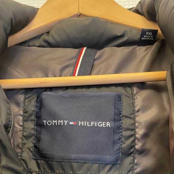 Men's Tommy Hilfiger Classic Black Puffer Jacket With An Attached Hood - Picture 2 of 8